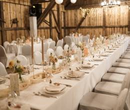 Festlich gedeckte Hochzeitstafel