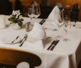 Eingedeckter Tisch im Restaurant