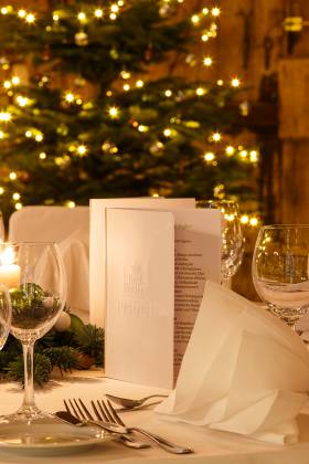 Weihnachtlich gedeckter Tisch in Scheune