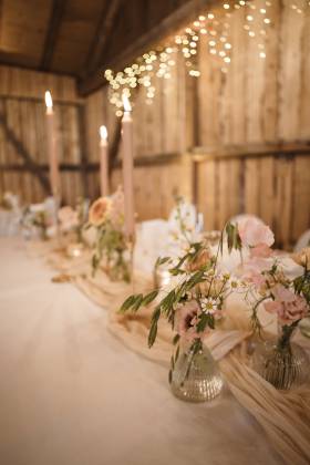 Blumen Kerzen Brauttisch