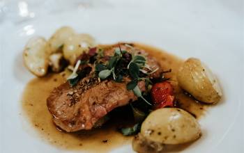 Hauptgang mit Fleisch und Kartoffeln