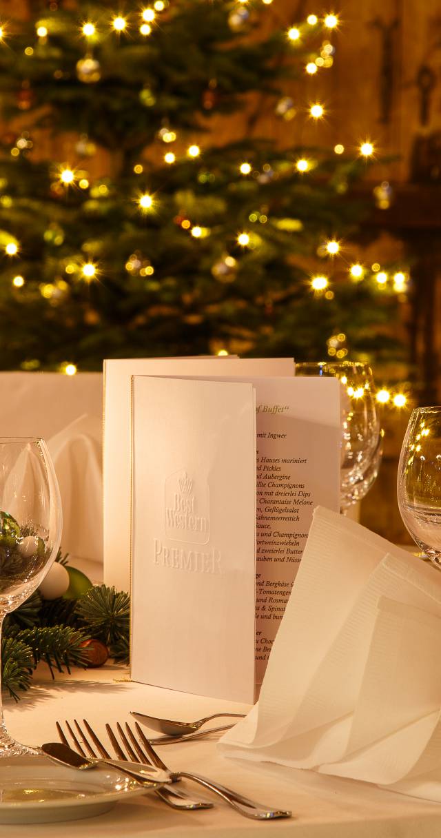 Weihnachtlich gedeckter Tisch in Scheune