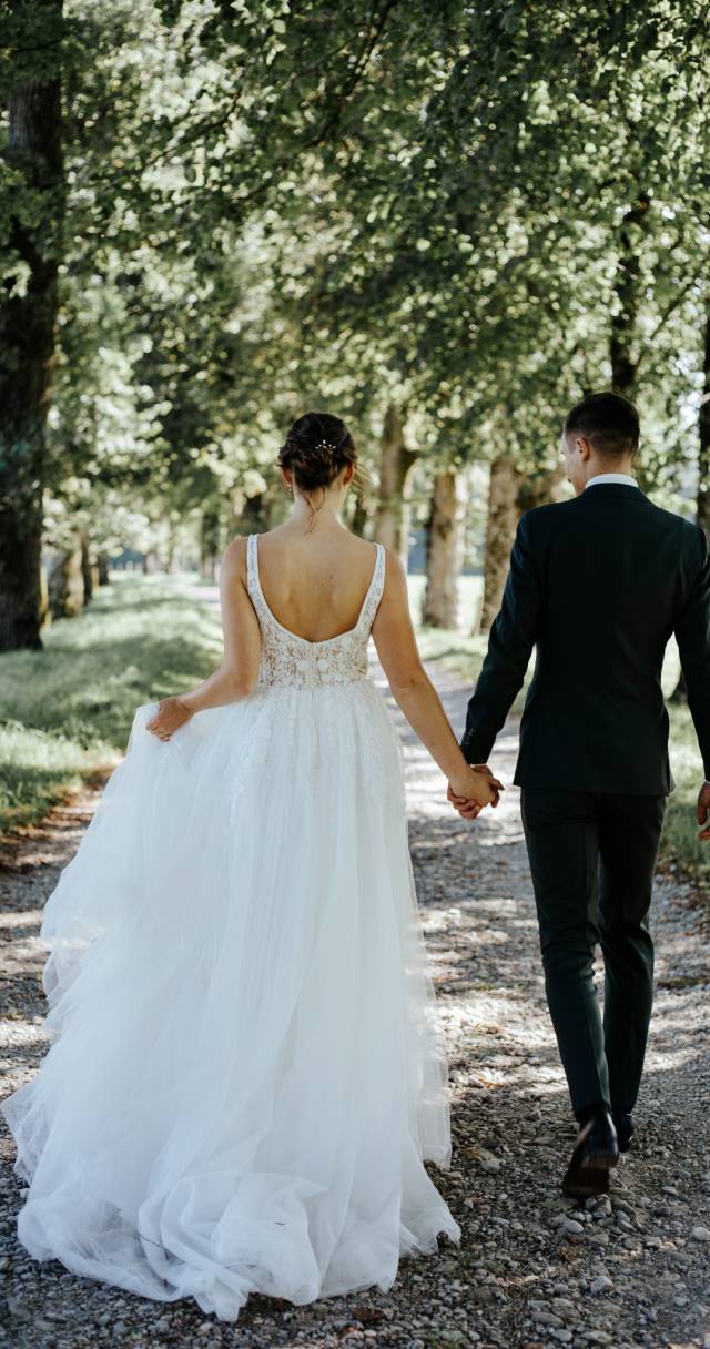 Brautpaar Hand in Hand Allee
