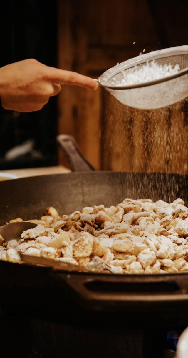 Kaiserschmarrn in Riesenpfanne
