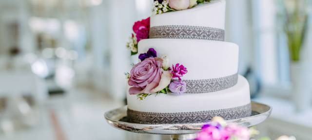 Mehrstöckige Torte mit Blumen