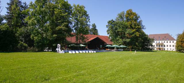 Außenansicht Eventscheune Wallenburg