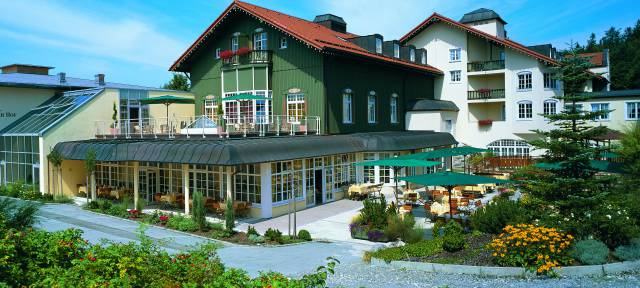 Außenansicht Hotel nach Eröffnung
