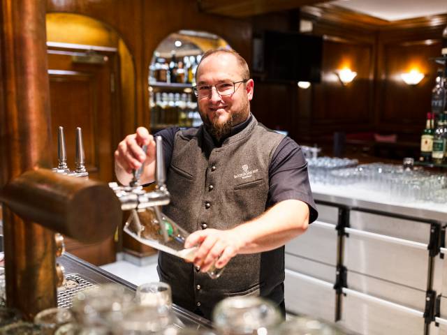 Barkeeper schenkt ein Bier ein