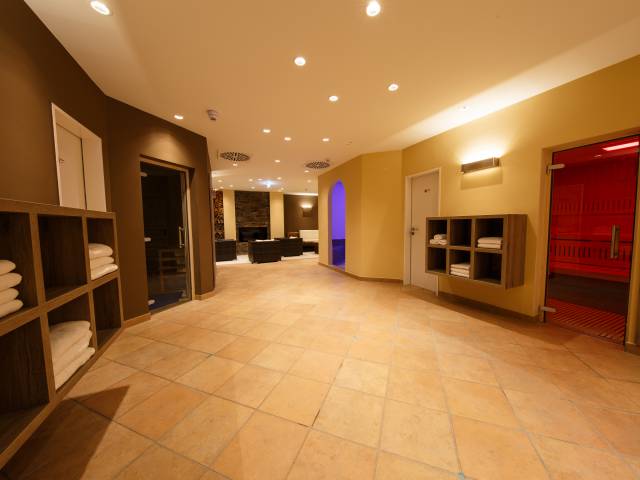 Wellnessbereich mit Sauna im Fitnessstudio