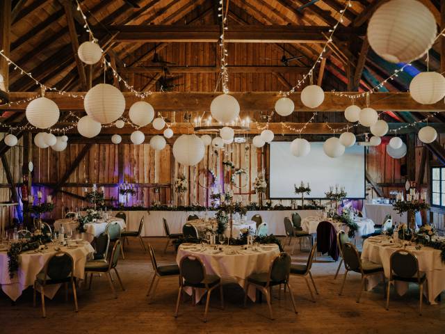 Innenansicht Event Scheune an Hochzeit München