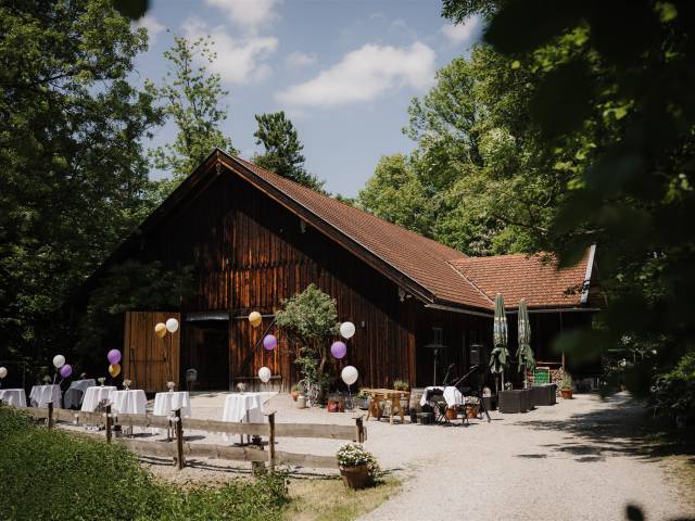 Außenansicht Eventscheune Wallenburg