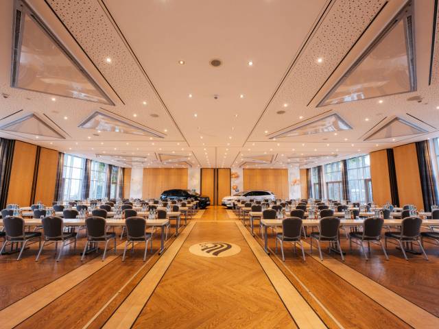 Befahrbarer Tagungsraum in München mit Autos