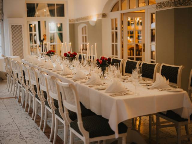 Festlich gedeckte Tafel im Wintergarten