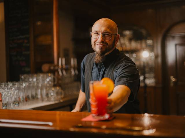 Barkeeper mit Cocktail