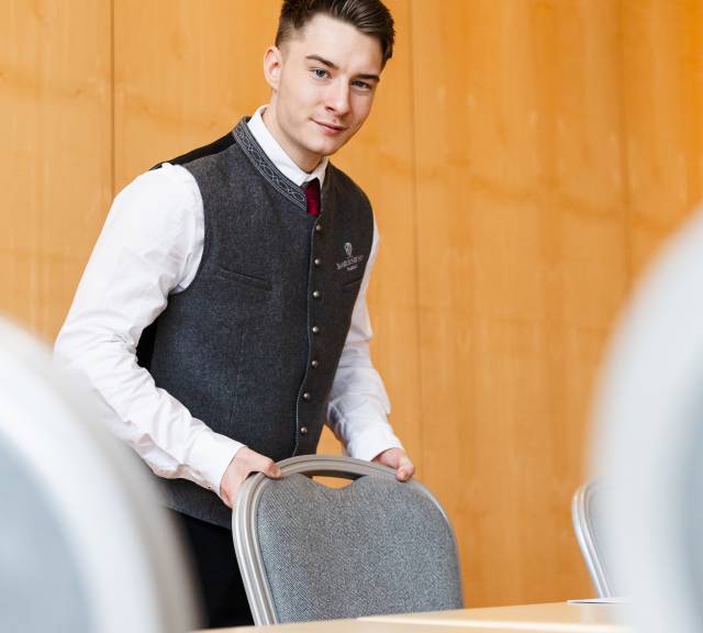 Bankettmitarbeiter im Seminarraum
