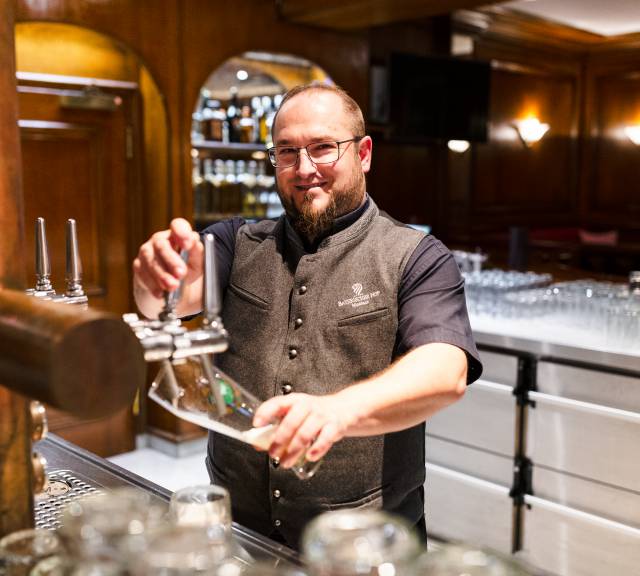 Barkeeper schenkt ein Bier ein