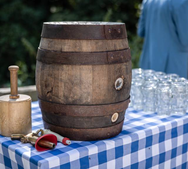 Bierfass steht auf einem Tisch