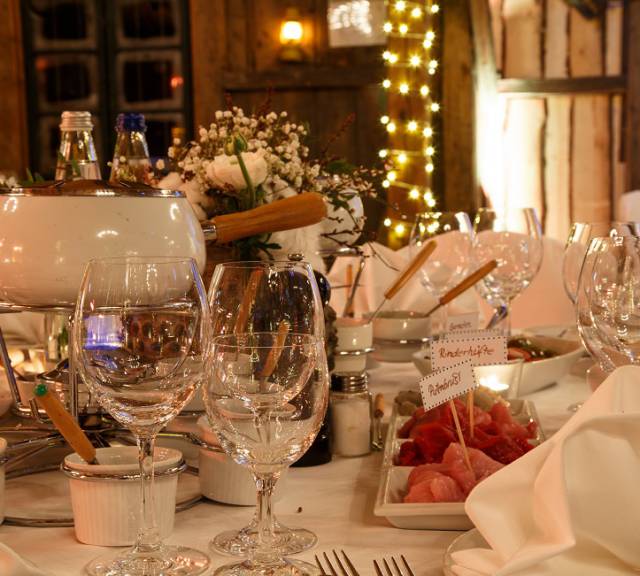 gedeckter Tisch mit Fondue
