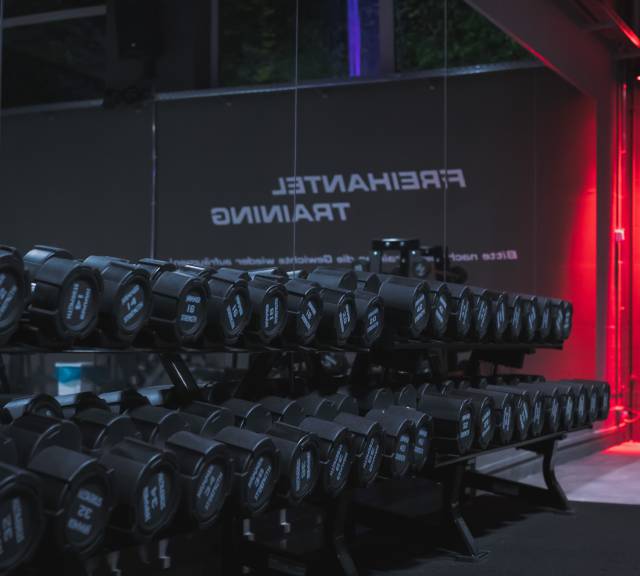 Hanteln im Fitnessstudio