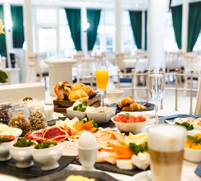 reichlich gedeckter Tisch mit Speisen und Getränken