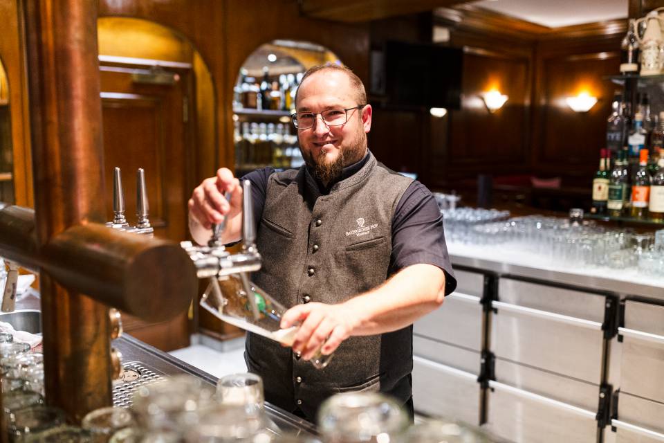Barkeeper schenkt ein Bier ein