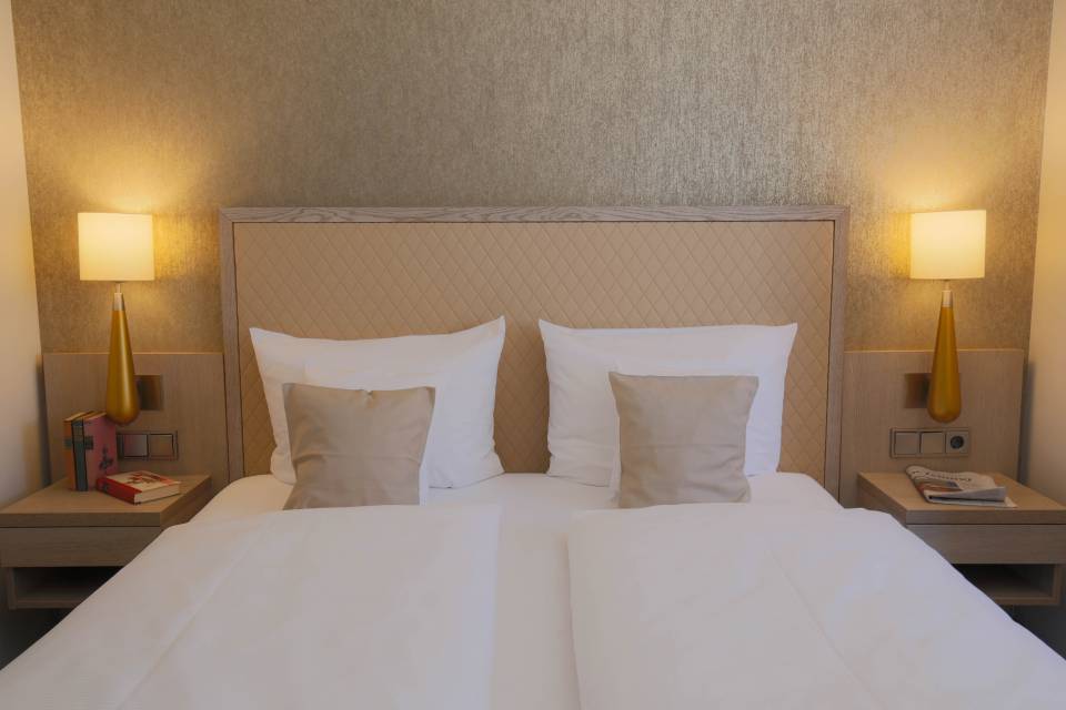 Hotelzimmer mit Doppelbett