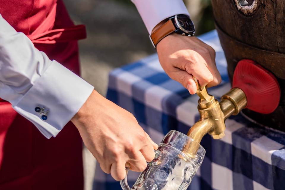 Mann zapft ein Bier aus einem Fass