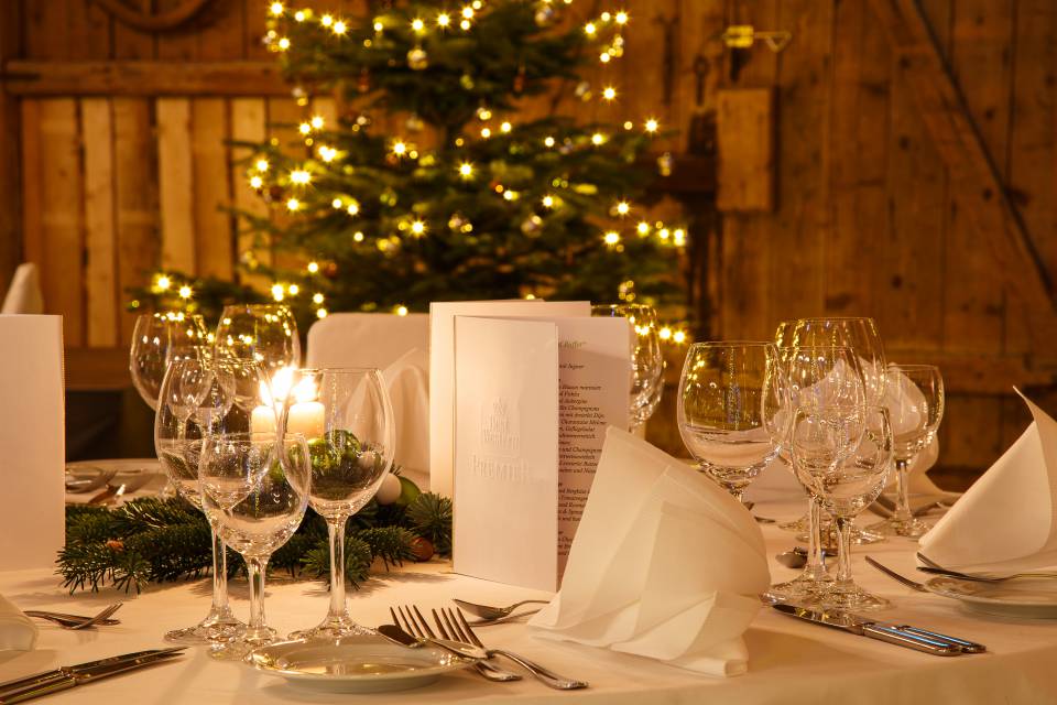 Weihnachtlich gedeckter Tisch in Scheune