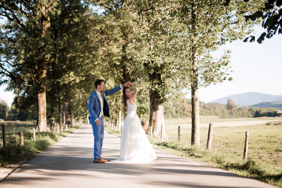 Brautpaar tanzt auf Weg