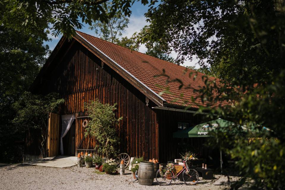 Außenansicht Eventscheune Wallenburg