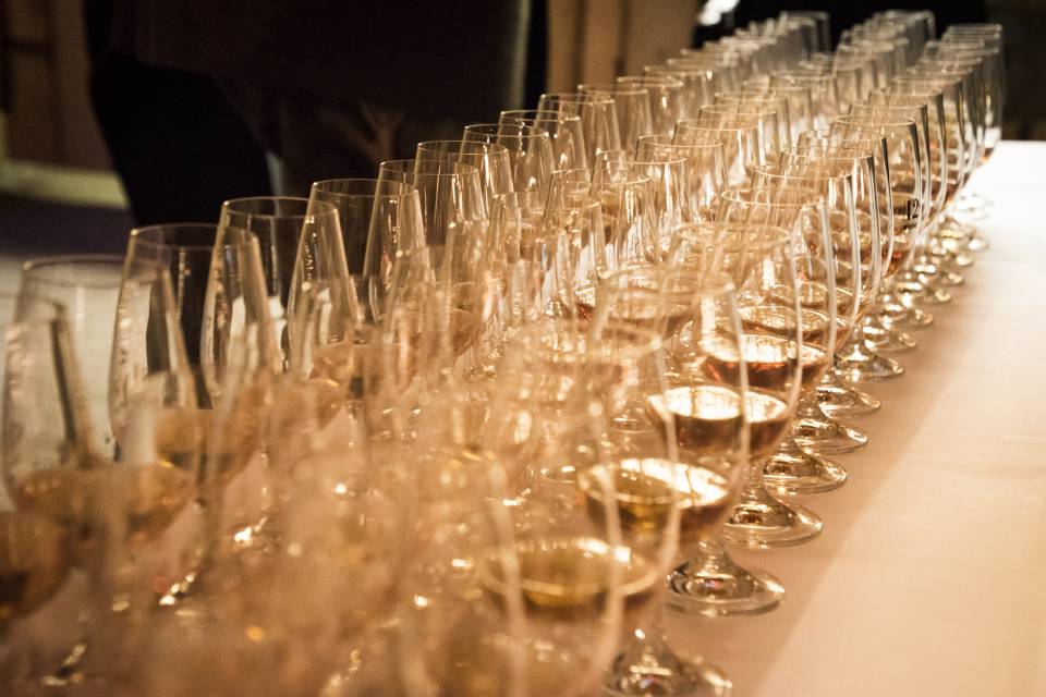 Sektgläser in Reihe