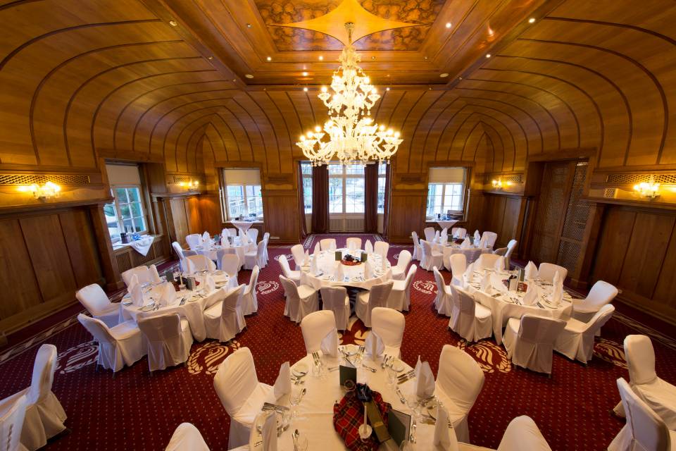 Ballsaal mit runden Tischen
