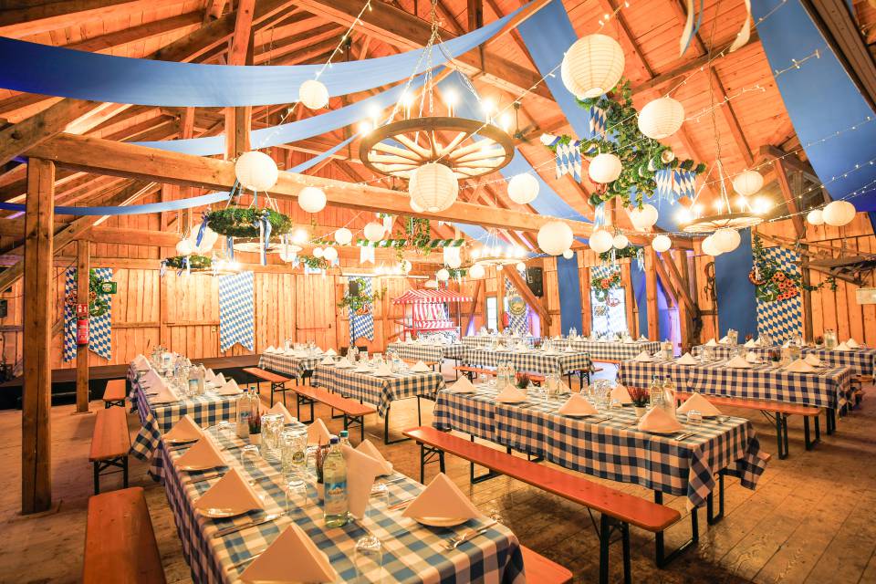 Eventscheune als Festzelt Oktoberfest geschmückt