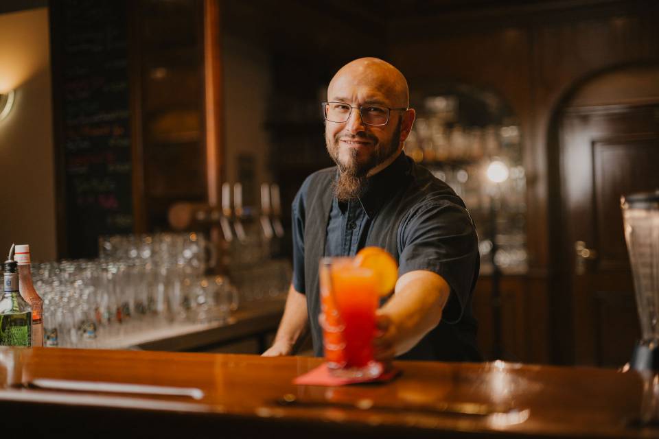 Barkeeper mit Cocktail