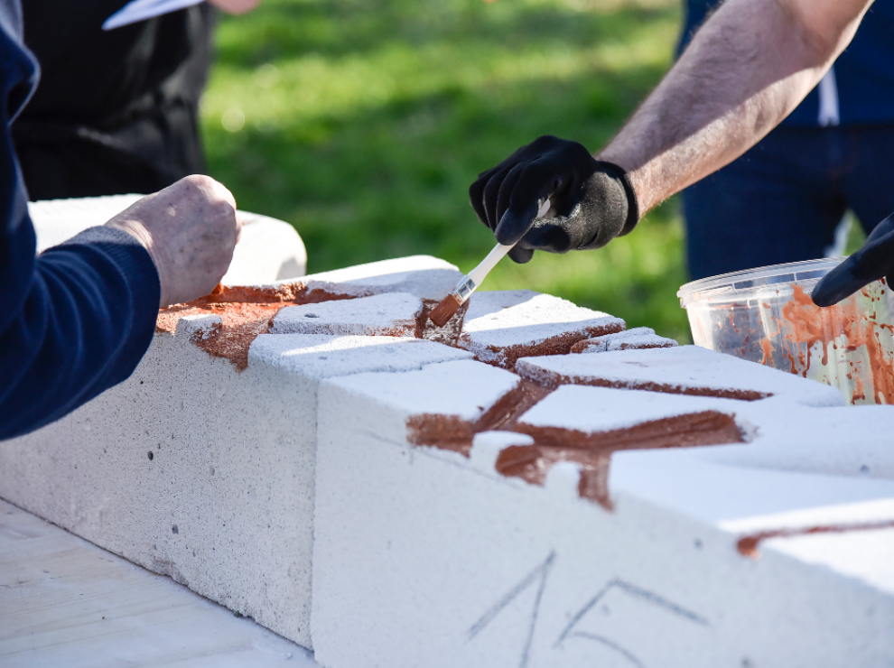 Menschen beim Skulpturen bemalen